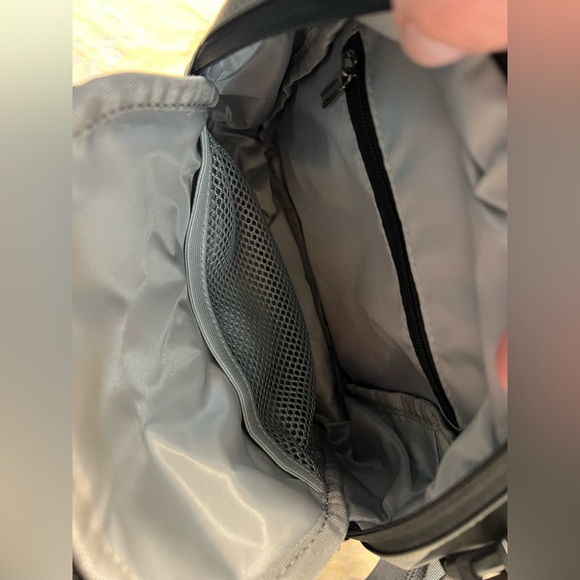 Lightweight Crossbody waterproof bag - Picture 3 of 10